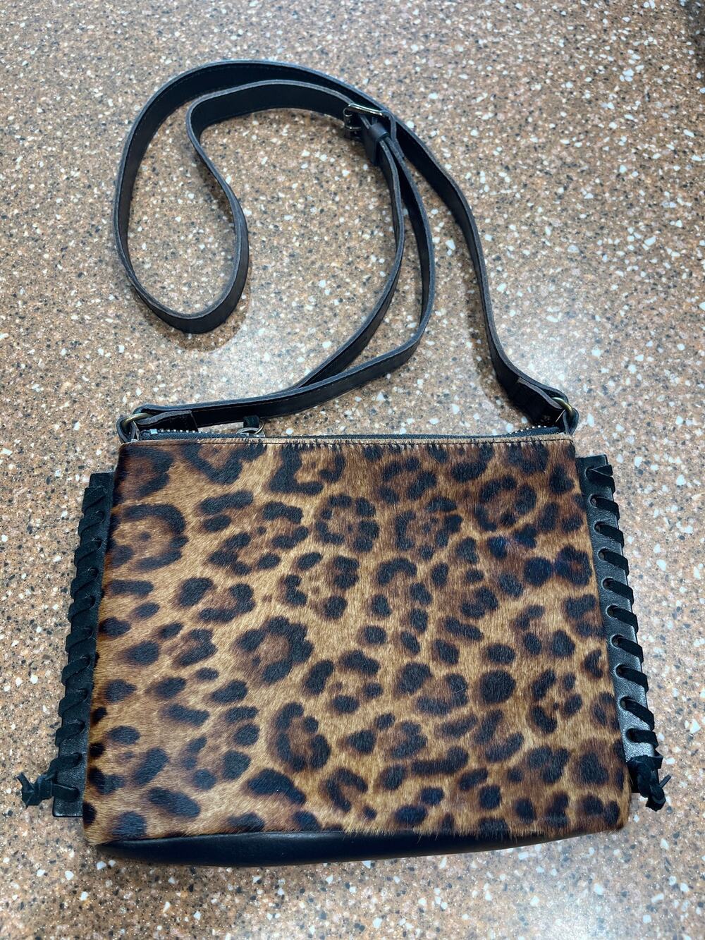 Convalore Leopard Everyday.
Crossbody Bag Italian Haircalf
Leather Whipstitch